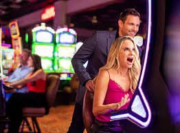wbet APP ဖြင့် Live Casino ဂိမ်းများ ကစားနေသော မြန်မာ smartphone ပုံ